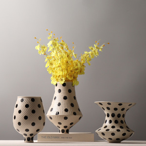 Vase en céramique moderne et épuré, motif à pois, ornement créatif, décoration douce pour vitrine, cloison de présentation, porcelaine - Product Image 3