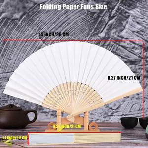 Éventail en bambou personnalisé de 21 cm pour femme, peint à la main, en soie, pour mariage, avec motifs floraux traditionnels, anges, mots gravés et musique - Product Image 3