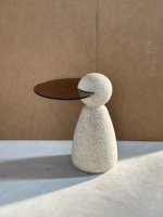 Table d'appoint sculpturale Wabi-Sabi en FRP, plateau ovale en verre ambré fumé, base en forme de galet, pour salon, chambre, hôtel