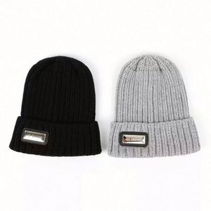 Nuevo Gorro de Invierno Personalizado, Económico, al por Mayor, Suave, para Adultos, con Parches Metálicos, en Gris Jaspeado, Tejido, con Serigrafía - Product Image 6