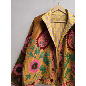 Veste pour femme en velours marron moutarde brodée de fleurs, avec motifs cachemire rose et botaniques verts, à manches longues, style bohème - Product Image 2