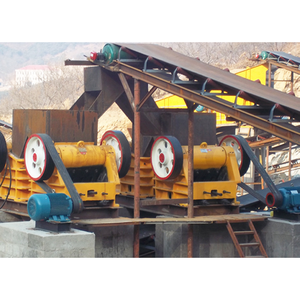 Trituradora de mandíbula móvil con orugas, planta trituradora de roca, máquina trituradora de piedra sobre orugas portátil a la venta - Product Image 1