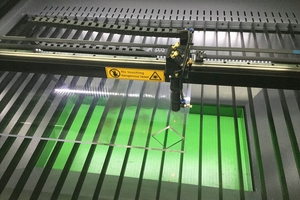 מכונת חריטה וחיתוך בלייזר CO2 מסין 80W 100W 600*900 מ\\\"מ עם חריטה על עץ, אקריליק, זכוכית ונייר - Product Image 5