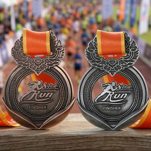 Médaille <span class=keywords><strong>de</strong></span> sport personnalisée en métal, gravée, avec attache ailée, pour athlètes, médaille <span class=keywords><strong>de</strong></span> marathon en bronze antique creuse pour courses d'endurance - Product Image 1