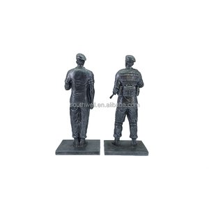Figura militare della scultura della statua del soldato di vario stile della resina all'ingrosso su ordinazione di alta qualità - Product Image 4