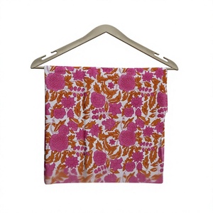 Tela de algodón blanco premium con un vibrante diseño estampado a mano decorado con llamativas flores florales de color magenta. - Product Image 1