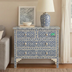 Table de chevet en bois faite à la main de style méditerranéen, 3 tiroirs, motif floral bleu et blanc, meubles de chambre à coucher, design antique - Product Image 1