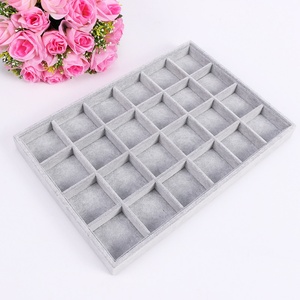 Plateau organisateur de bijoux en velours pour pendentifs et bracelets - Product Image 1