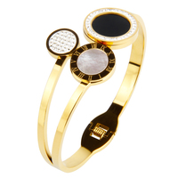 Bracelet manchette quatre pièces en acier inoxydable plaqué or 18 carats avec chaîne suspendue en forme de cœur, plaque noire géométrique et plaque romaine