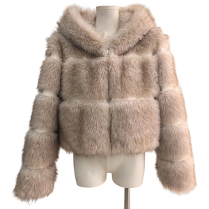<span class=keywords><strong>Cappotto</strong></span> Corto <span class=keywords><strong>con</strong></span> <span class=keywords><strong>Cappuccio</strong></span> <span class=keywords><strong>in</strong></span> Finta <span class=keywords><strong>Pelliccia</strong></span> di Volpe a Righe per Donne, Giacca Invernale Calda e Morbida Beige, Abbigliamento Esterno alla Moda - Product Image 4