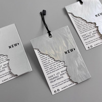 Étiquettes suspendues pour vêtements de luxe durables, en papier spécial réfléchissant laser irisé, avec logo UV pour l'image de marque des vêtements