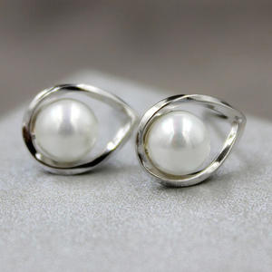 Pendientes de perlas de oro blanco con engaste en bisel, pendientes clásicos para mujer E3219 - Product Image 3