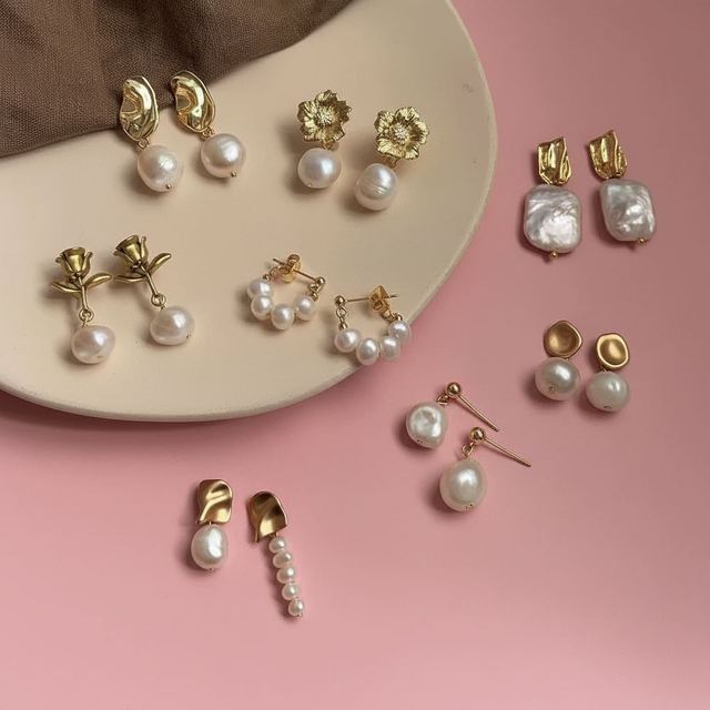 Women's Minimalist Geometric Simple Natural Pearl Retro Fine Stud Earrings