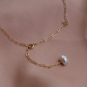 Collar de Perla Barroca Individual Colorida para Mujer, Diseño Retro de Alta Gama con Cadena para Clavícula, Colgante en Forma de Bloque Inspirado en Dulces - Product Image 5