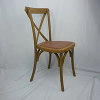Chaise de banquet empilable en bois massif à dossier croisé avec assise en rotin pour hôtels et événements, prix de gros