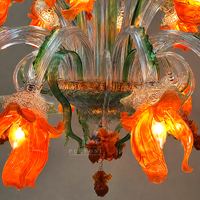 Lustre en verre soufflé artisanal floral de luxe avec structure métallique, luminaire suspendu pour la décoration de grandes salles