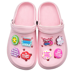 Breloques de chaussures unisexes 2D en série de phrases françaises de dessin animé, accessoires de sabots en PVC souple amovibles à faire soi-même, en stock - Product Image 3