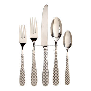 Ensemble de couverts de table en acier inoxydable, argent poli, motif carré gaufré, poignée design fait main de style occidental - Product Image 1