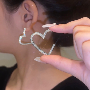 Orecchini a Cerchio con Cuore Audace per Donne, Gioielli Chic e di Tendenza - Product Image 1