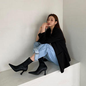 <span class=keywords><strong>Bottines</strong></span> en <span class=keywords><strong>cuir</strong></span> pour femmes noires de haute qualité avec bout pointu à talons hauts <span class=keywords><strong>Chelsea</strong></span> Bootie pour la saison d'automne - Product Image 2