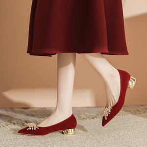 Sandalias de tacón con punta en punta de terciopelo rojo con decoración floral, zapatos de tacón medio para fiesta de boda, calzado cómodo para mujer - Product Image 2