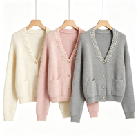Cardigan en tricot gaufré à col en V pour femme, avec poches et bordure perlée, couleur crème ivoire, orné de perles cousues à la main, style veste-pull, pour marques privées