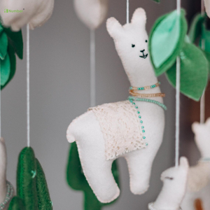 Se vende preciosa cuna de peluche de fieltro hecha a mano, color personalizado, móvil con anillo de madera - Product Image 2