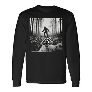 Camiseta de manga larga con diseño de mapache y Sasquatch Bigfoot - Product Image 1