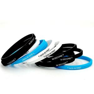 Braccialetto in Silicone 'DIO È PRIMO, IO SONO UNO DEGLI ALTRI' Personalizzabile, Sottile e Stretto, Sportivo, Religioso Cristiano - Product Image 3