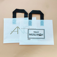 Sac de shopping en polyéthylène durable et écologique personnalisé, sac fourre-tout en plastique PE imperméable, impression offset pour l'emballage de vêtements, de chaussures et de cadeaux