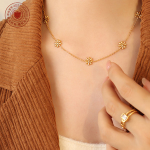 สร้อยคอโชกเกอร์สแตนเลสสตีล | ดีไซน์เดซี่ชุบทอง18K - Product Image 4