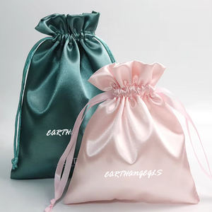 Luxe Zilveren Satijnen Tas Met Trekkoord Op Maat Logo Zacht Lederen Sieradentas Voor Geschenkverpakkingen - Product Image 3