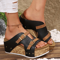 Sandales d'été compensées à bout ouvert pour femme, avec clous métalliques de créateur, plateforme à semelle épaisse, talons hauts