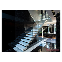 Escalier flottant avec marches en érable de 20 mm d'épaisseur, rail de sécurité en métal noir à fixation murale dissimulée, escalier contemporain pour loft