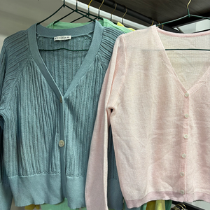 Vêtements d'occasion d'usine : Cardigan fin de seconde main pour <span class=keywords><strong>femme</strong></span>, haute <span class=keywords><strong>qualité</strong></span> en balles, livraison économique vers l'Indonésie - Product Image 6
