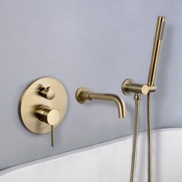 Robinet d'eau chaude et froide tout en fil de cuivre Votre côté de bain royal caché avec une fente dans le robinet mural