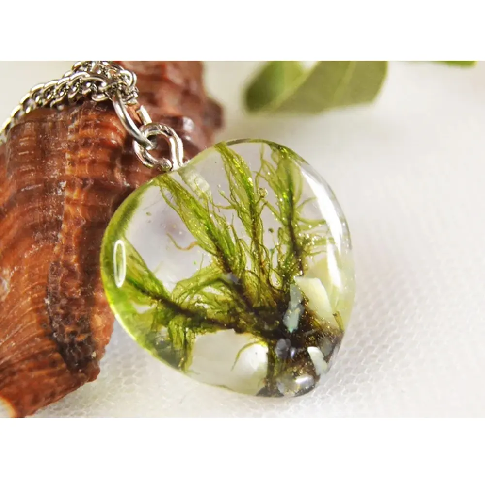 Hutan perhiasan berbentuk hati Resin terarium hijau lumut liontin botani kalung untuk wanita