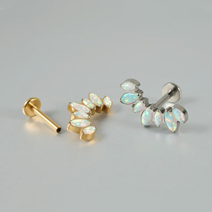 Boucles d'oreilles clous en opale plaquée titane, forme cœur, serti à griffes, bijoux de piercing unisexe tendance pour soirée - Product Image 3