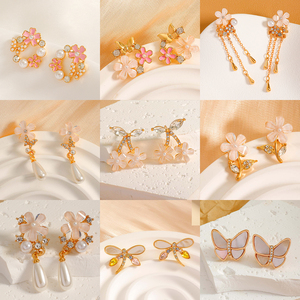 2025 nuovi orecchini alla moda geometrici di fiori di perle turchesi in lega alla moda <span class=keywords><strong>personalizzabili</strong></span> campioni gratuiti di <span class=keywords><strong>gioielli</strong></span> firmati da donna - Product Image 3
