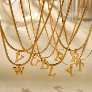 Collier <span class=keywords><strong>en</strong></span> acier titane polyvalent et tendance, style luxe léger, avec pendentif lettre (26 lettres), pour chemise, robe, tricot, idéal pour le bureau, les trajets quotidiens et les soirées. - Product Image 3