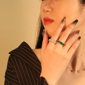 แหวนสแตนเลสสตีลชุบทอง 18k ประดับด้วยเพชรสังเคราะห์สีขาวเขียวทรงลูกบาศก์ ดีไซน์สวยงาม กันน้ำ เหมาะสำหรับผู้หญิง แฟชั่นทันสมัย - Product Image 1