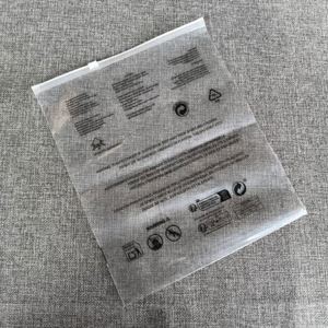 ถุงซิป PE แบบฝ้าสั่งทำขายส่งสำหรับเสื้อยืด ถุงเท้า รองเท้า และบรรจุภัณฑ์เสื้อผ้า - ทนทาน กันความชื้น พร้อมโลโก้สั่งทำ - Product Image 2