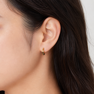 Boucles d'oreilles créoles Huggie en émail, en acier inoxydable plaqué or 14K sous vide, petites boucles d'oreilles créoles à charnière - Product Image 5