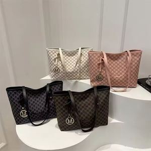 Bolso de mano de acrílico impermeable de alta gama y a la moda para mujer con diseño brillante tipo fideos. Accesorio de moda. - Product Image 1