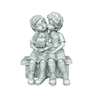 Resina che bacia la statua del giardino dei bambini e della ragazza per la decorazione all'aperto del prato del cortile - Product Image 1