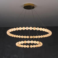 Lustre suspendu minimaliste multi-niveaux en marbre et cuivre, idéal pour salle à manger et restaurant, en albâtre naturel