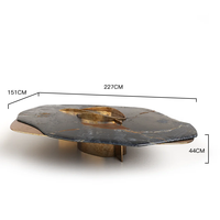 Table basse en marbre massif de forme libre Dream Home, ornement artistique en bronze vieilli, bord naturel irrégulier, table basse de designer haut de gamme pour villa