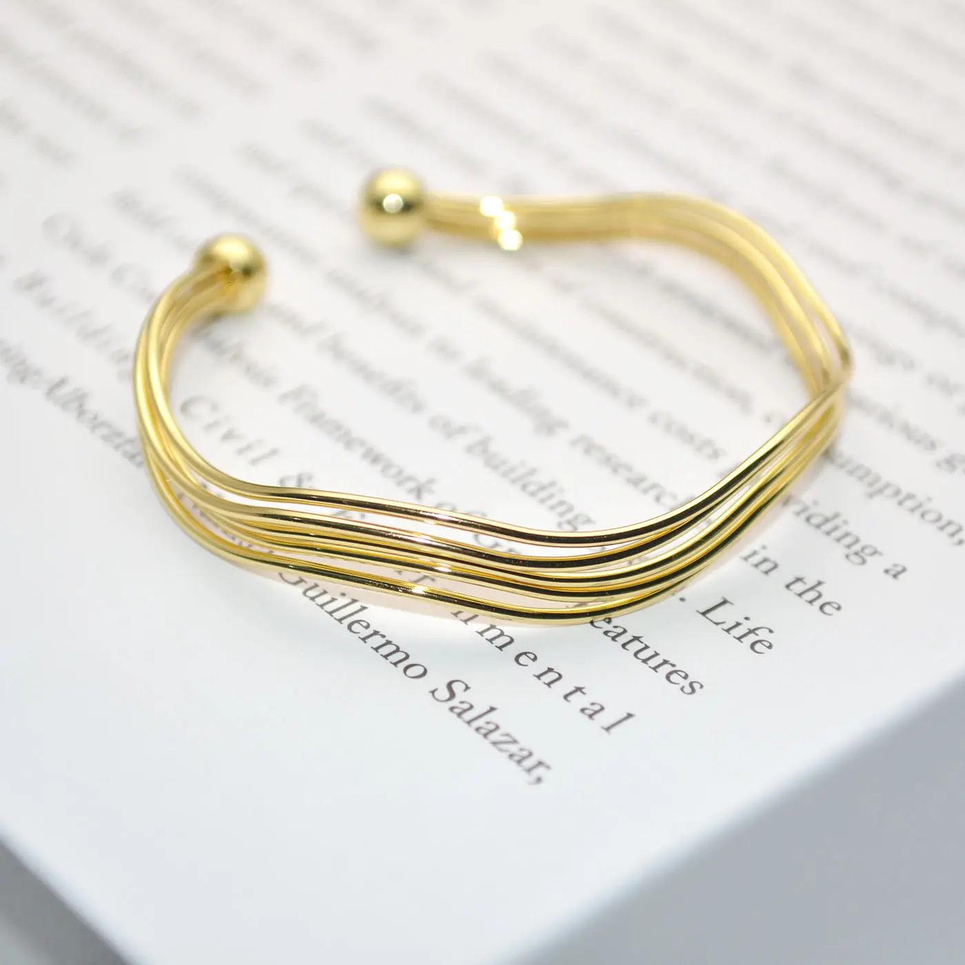 Design minimaliste fil plaqué or torsadé manchette ouverte bracelets Bracelet en laiton pour femmes bijoux