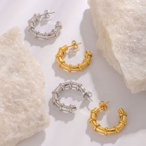 Boucles d'oreilles tendance en acier inoxydable plaqué or 18 carats avec pierre naturelle vintage pour femme, non décolorantes, creuses en forme de C, polyvalentes et géométriques - Product Image 5