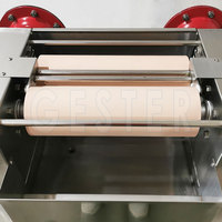 Machine à rembourrage pour tissu de rembourrage, machine à rembourrage de laboratoire